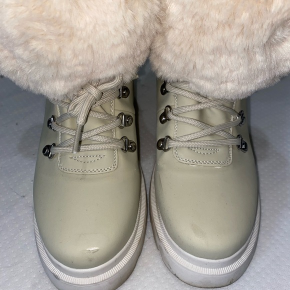 π€© HOST PICK π€© Kendall + Kylie Ivory Fur Boots - Picture 3 of 10
